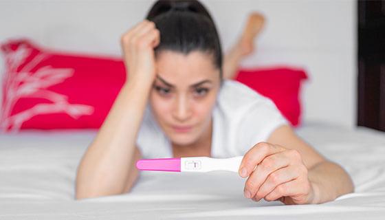 妇女持有阴性妊娠测试