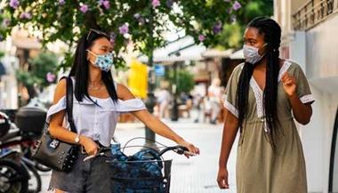 两个女人戴着面具一起走在街上